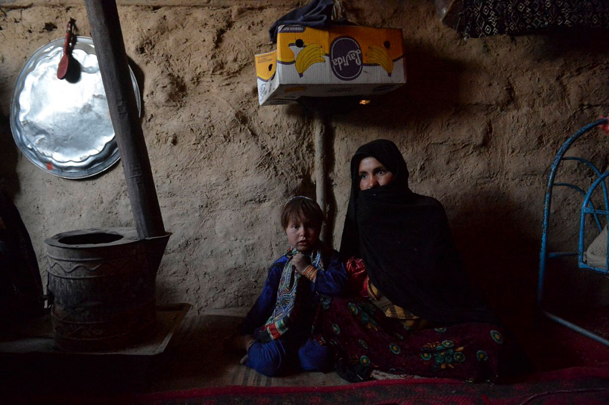Crisis en Afganistán: Padres desesperados venden a sus hijas