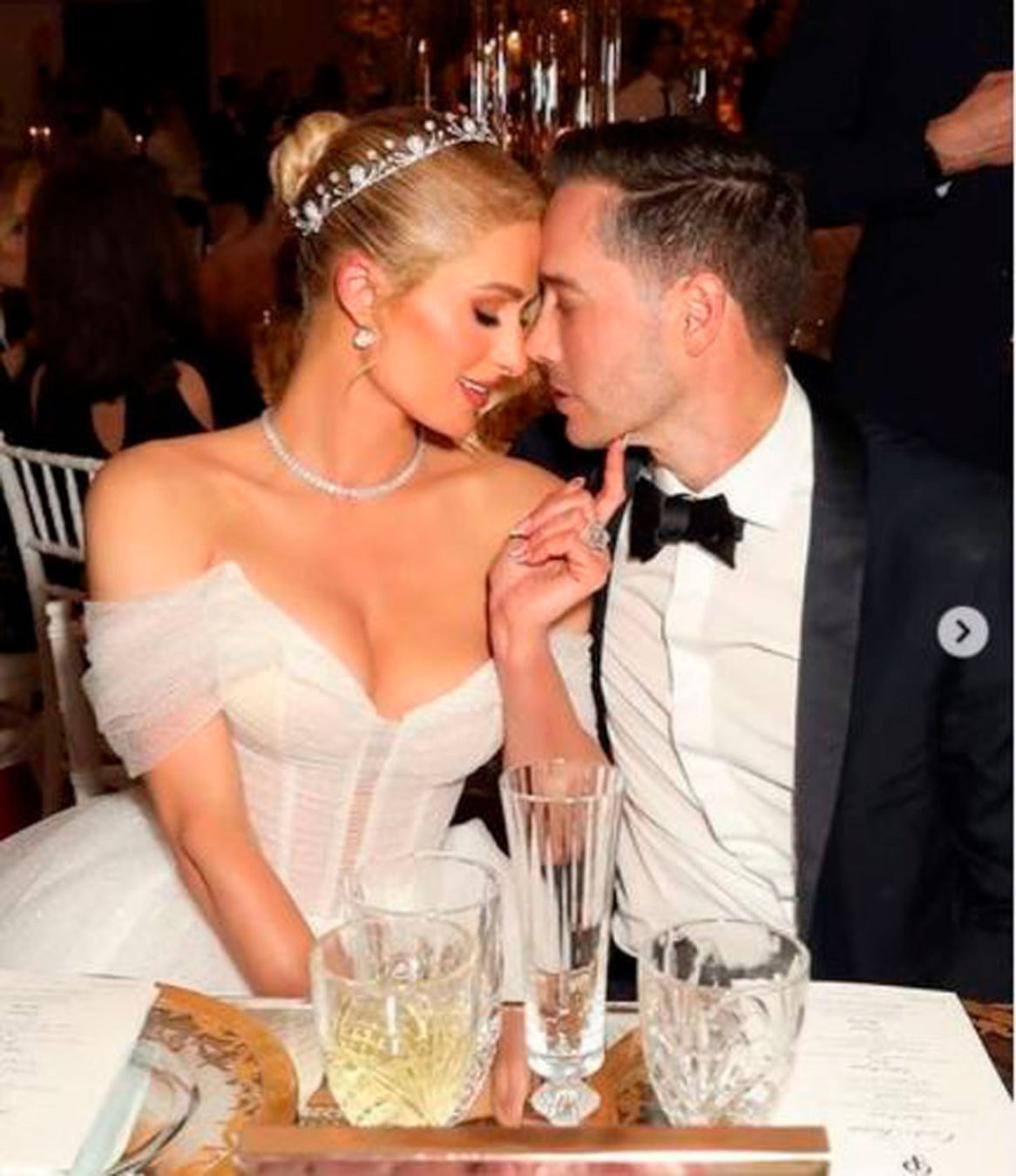 Paris Hilton se pone un vestido de un diseñador israelí el día de su boda