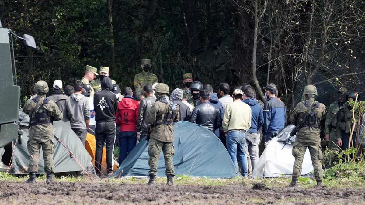 Polonia despliega tropas en la frontera con Bielorrusia mientras un grupo de inmigrantes intenta entrar en la UE