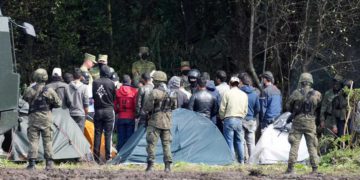 Polonia despliega tropas en la frontera con Bielorrusia mientras un grupo de inmigrantes intenta entrar en la UE