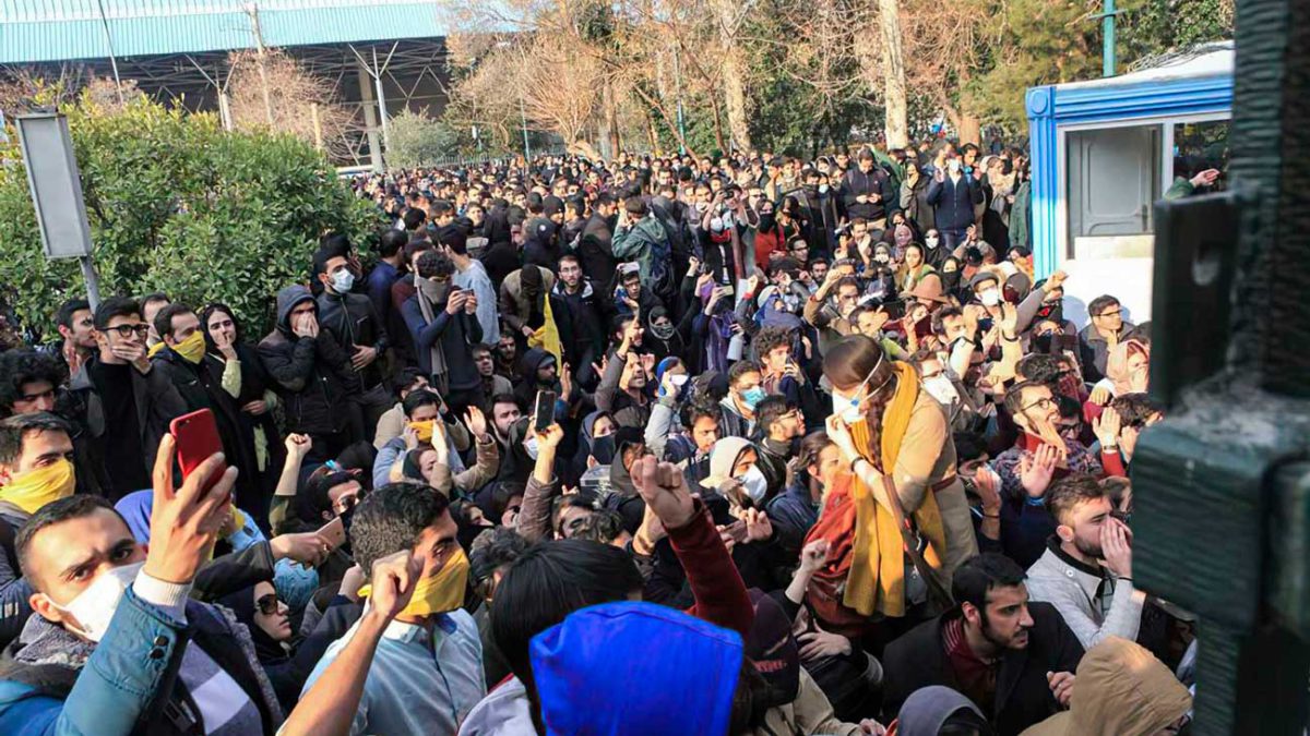 Decenas de miles de iraníes participan en protestas contra el régimen ayatolá