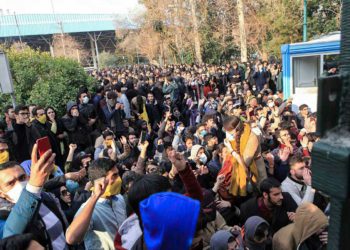 Decenas de miles de iraníes participan en protestas contra el régimen ayatolá