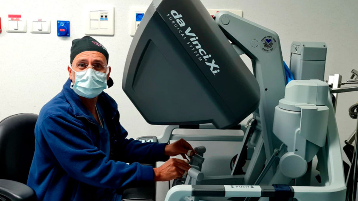 Médicos israelíes realizan una mastectomía utilizando las “manos” de un robot