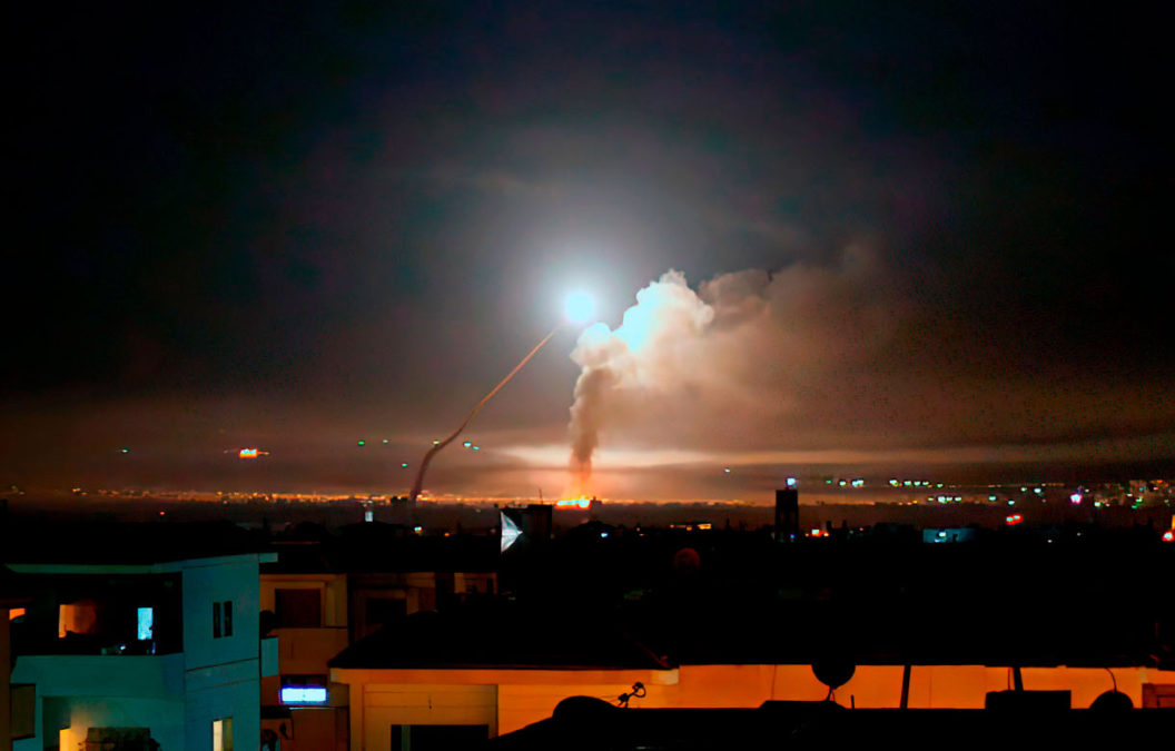 Presunto ataque aéreo israelí en Siria golpeó un depósito iraní de armas