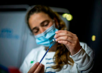 Funcionarios de salud israelíes preocupados por el rebrote de casos de COVID