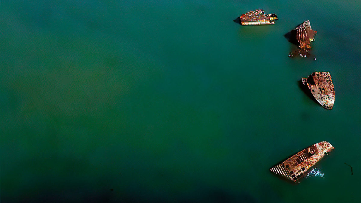 Los barcos hundidos de la Segunda Guerra Mundial emergen del mar cerca de Iwo Jima