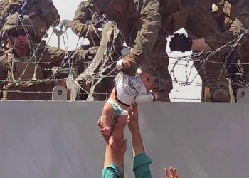 Bebé entregado a soldados estadounidenses en la evacuación de Afganistán sigue desaparecido