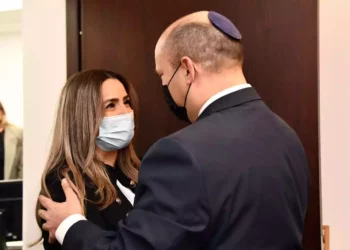 Bennett se reúne con pareja israelí liberada de una prisión turca