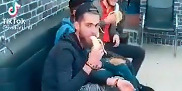 Turquía expulsará a siete sirios filmados comiendo plátanos “provocativamente”