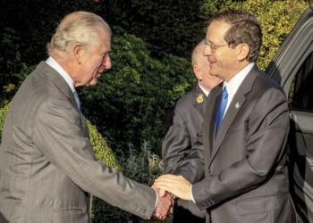 Herzog se reúne con el Príncipe Carlos y anuncia beca de enfermería