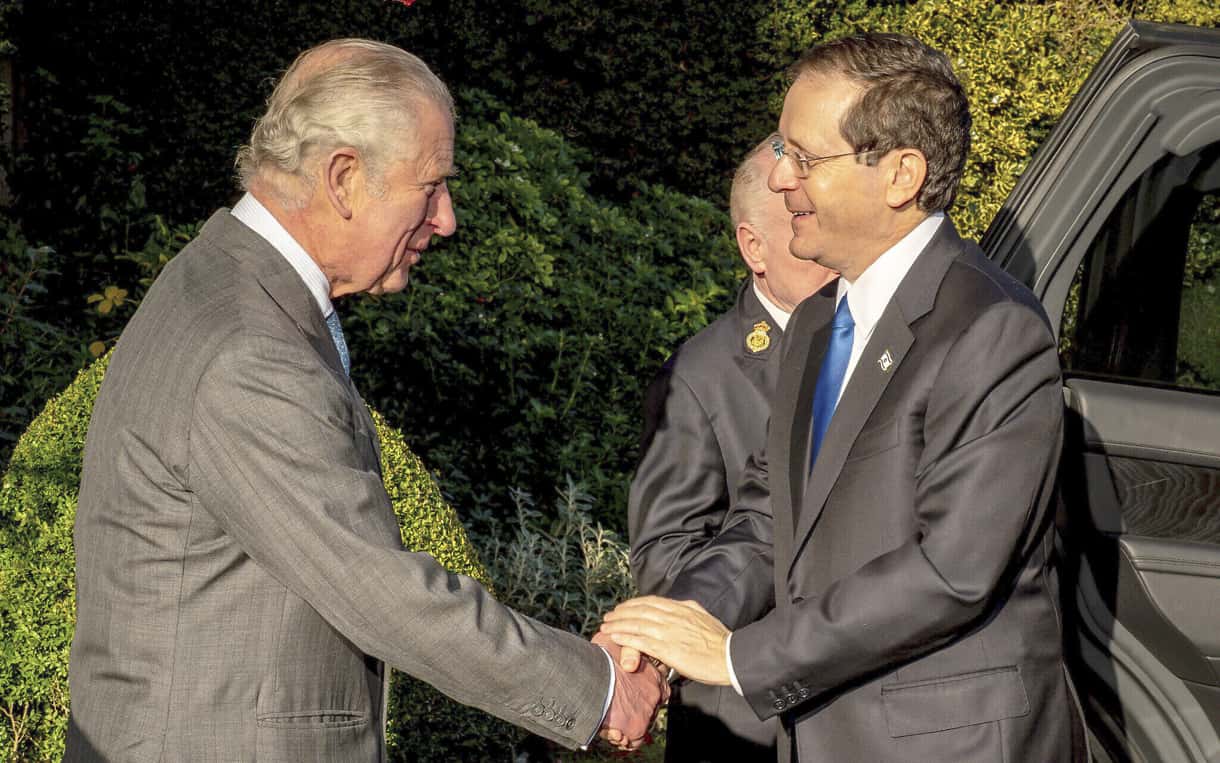 Herzog se reúne con el Príncipe Carlos y anuncia beca de enfermería