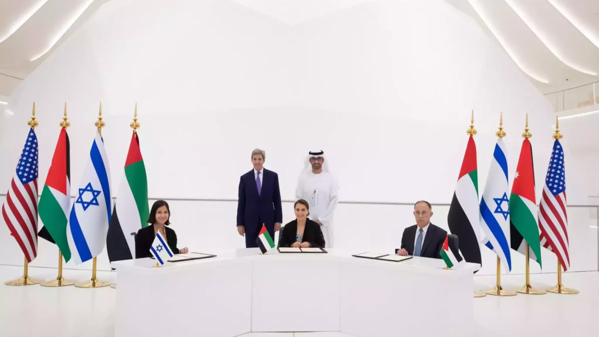 Israel y Jordania firman acuerdo con mediación de EAU para intercambiar energía solar y agua