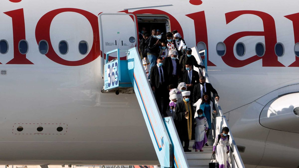 Decenas de etíopes llevados a Israel son acusados de estafa en el puente aéreo