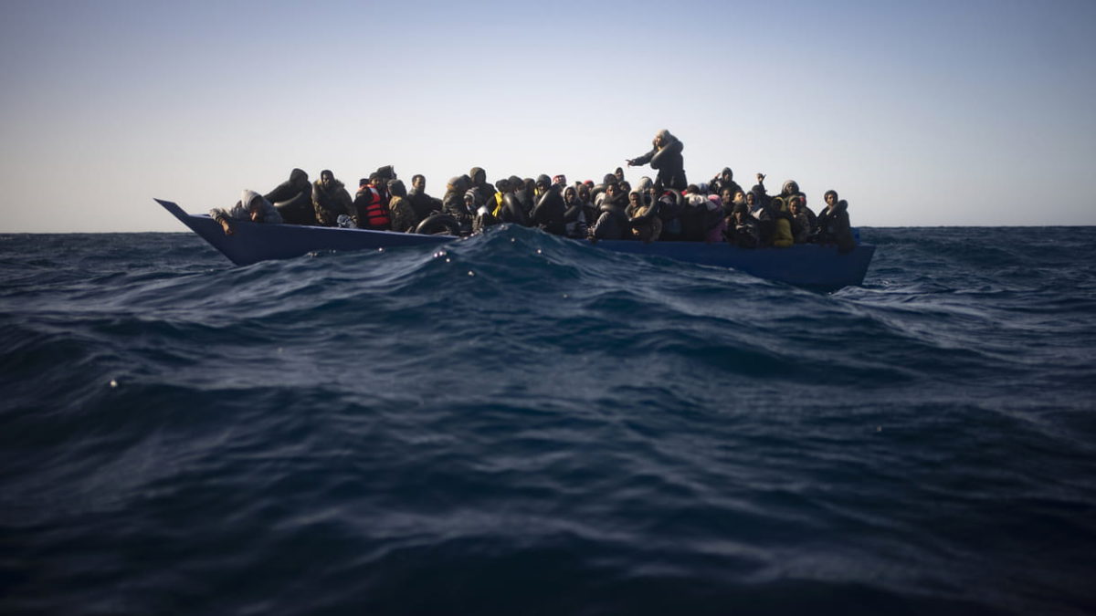 La marina libanesa rescata embarcación ilegal que transportaba migrantes desde un país en crisis