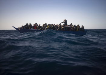 La marina libanesa rescata embarcación ilegal que transportaba migrantes desde un país en crisis