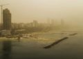 Tormentas de polvo y la densa neblina nublan el cielo de Israel mientras los incendios forestales arden en todo el país