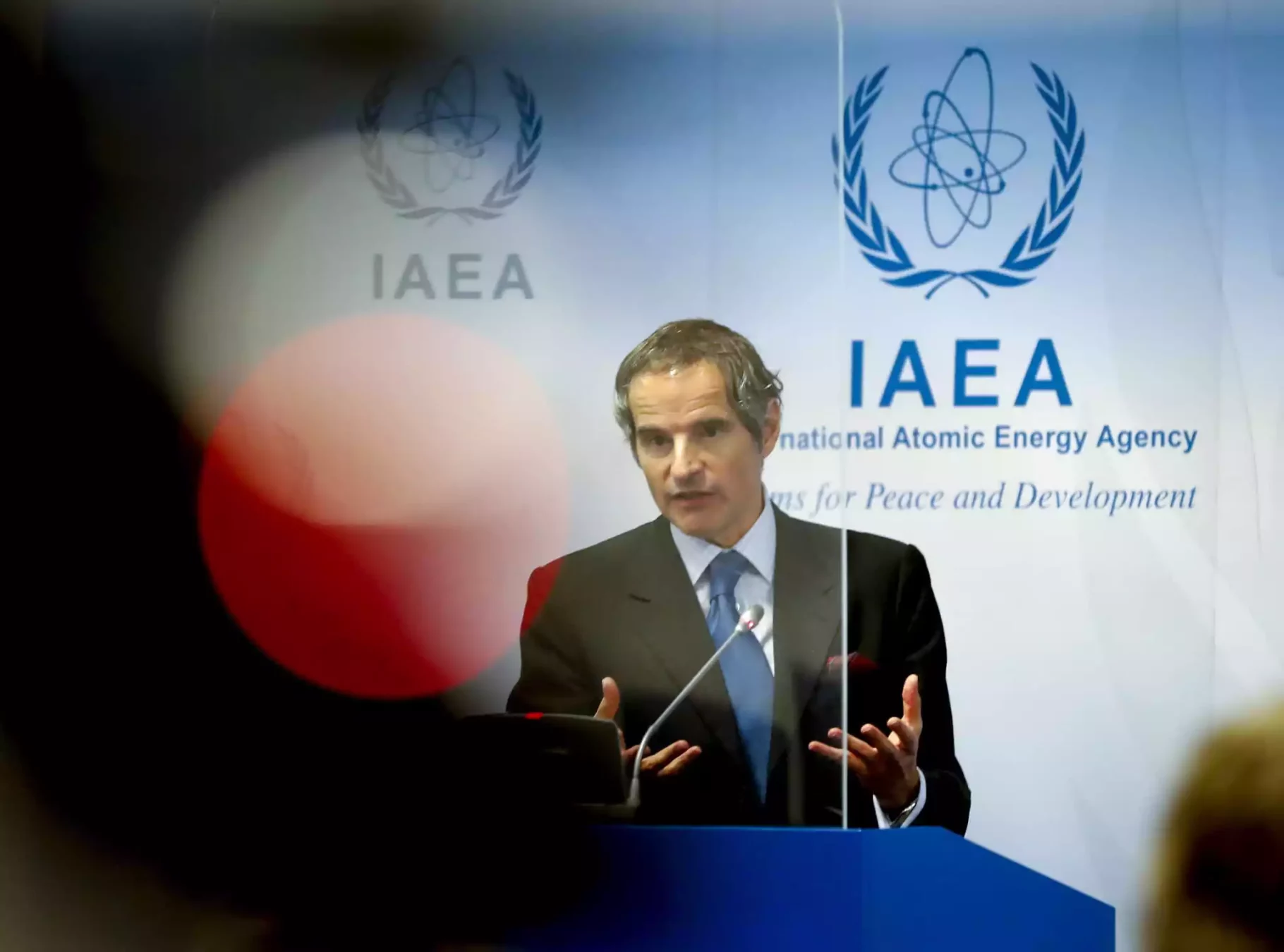 El director general del Organismo Internacional de Energía Atómica, Rafael Mariano Grossi, se dirige a los medios de comunicación durante una conferencia de prensa sobre la supervisión del programa de energía nuclear de Irán por parte del organismo en el Centro Internacional de Viena, Austria, el lunes 7 de junio de 2021. (AP Photo/Lisa Leutner)
