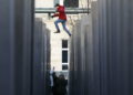 Hombre herido de gravedad al caer de losa en Memorial del Holocausto de Berlín