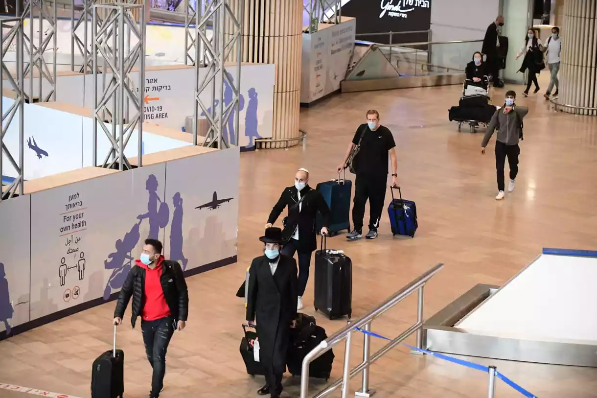 Viajeros llegando al aeropuerto Ben Gurion, el 1 de noviembre de 2021. (Tomer Neuberg/Flash90)