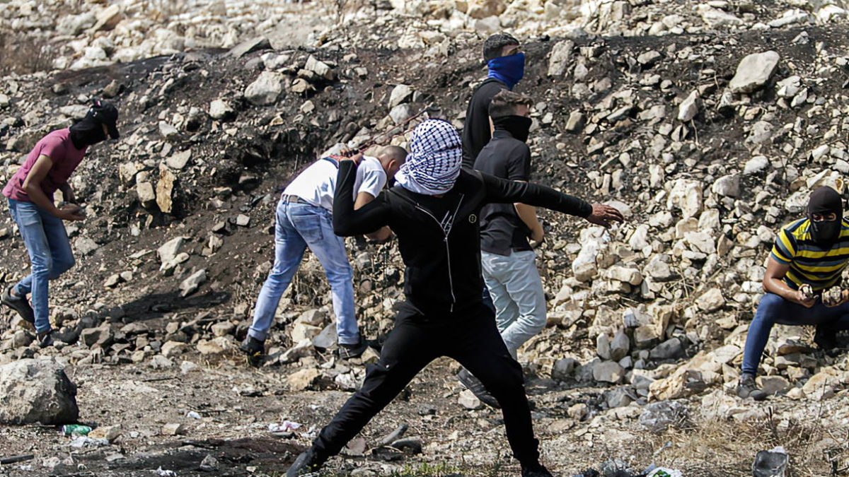 Árabes atacan con piedras y palos a estudiantes de Yeshiva