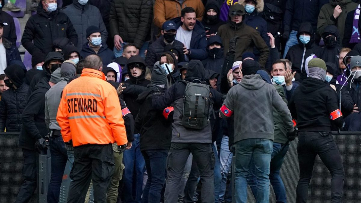Fanáticos de fútbol belgas grabados haciendo el saludo nazi y cantando “judíos al gas”