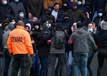 Fanáticos de fútbol belgas grabados haciendo el saludo nazi y cantando “judíos al gas”