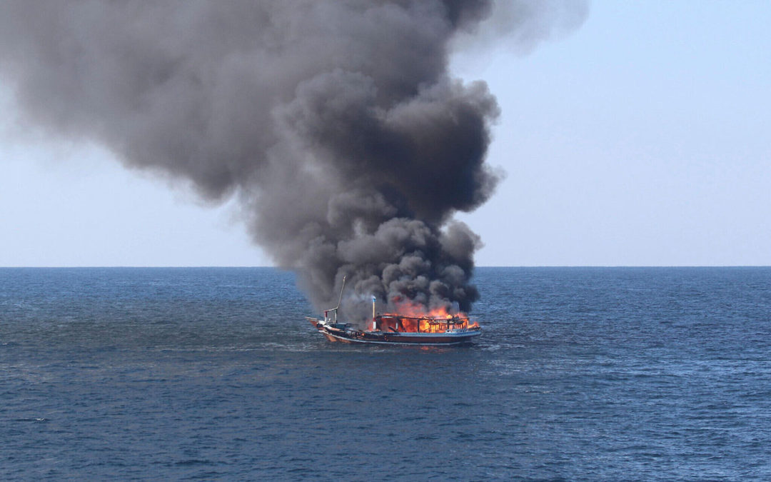 EE.UU. rescata narcotraficantes iraníes de un barco en llamas frente a la costa de Omán