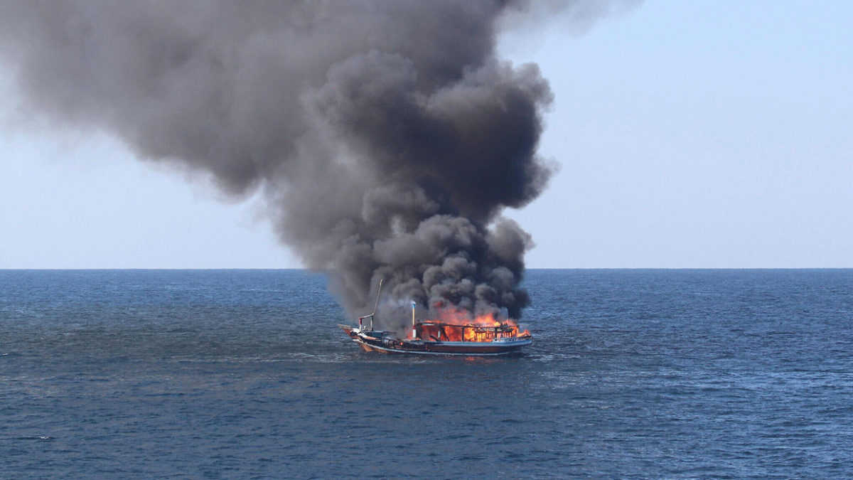 EE.UU. rescata narcotraficantes iraníes de un barco en llamas frente a la costa de Omán