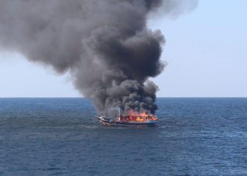 EE.UU. rescata narcotraficantes iraníes de un barco en llamas frente a la costa de Omán