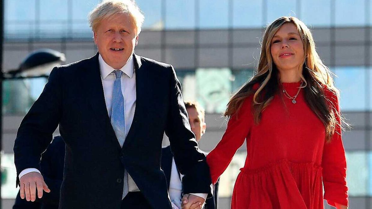 El primer ministro británico Johnson y su esposa anuncian el nacimiento de una niña