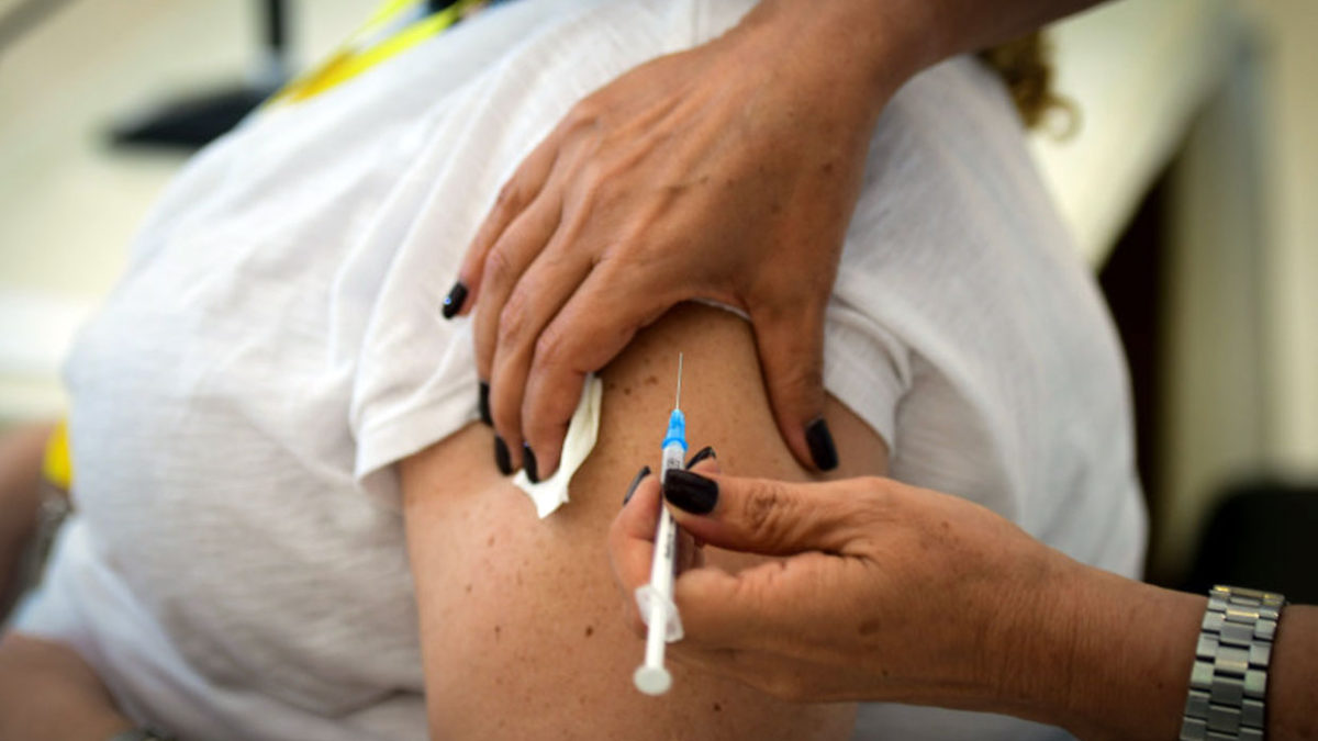 ¿Por qué el Ministerio de Sanidad israelí recomendó una cuarta vacuna contra el COVID?
