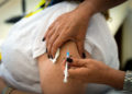 ¿Por qué el Ministerio de Sanidad israelí recomendó una cuarta vacuna contra el COVID?