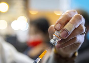 Un hospital israelí iniciará un ensayo clínico sobre la cuarta vacuna contra el COVID