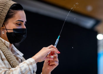 Israel retrasa la aplicación de la cuarta vacuna en medio de signos de que Ómicron es menos grave