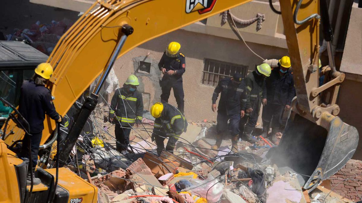 3 niños mueren en el derrumbe de un edificio de apartamentos en Egipto