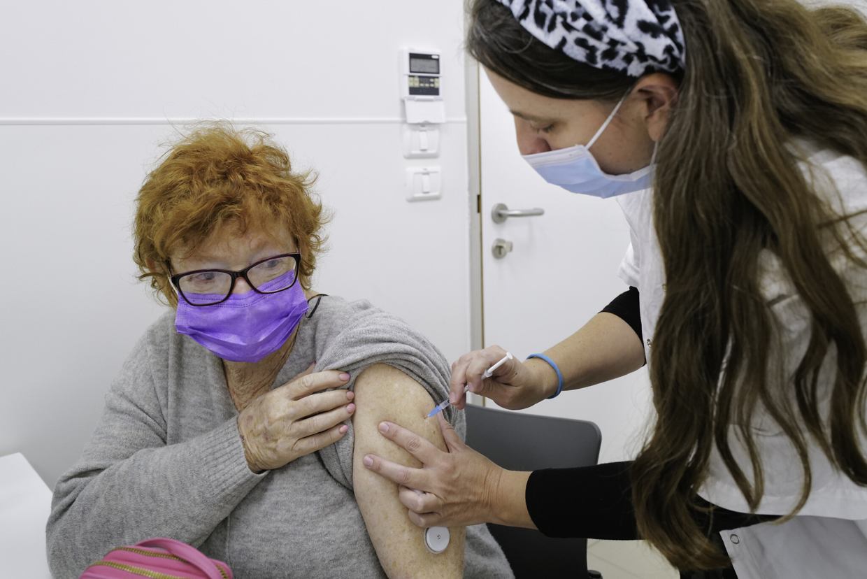 Israel retrasa la aplicación de la cuarta vacuna en medio de signos de que Ómicron es menos grave