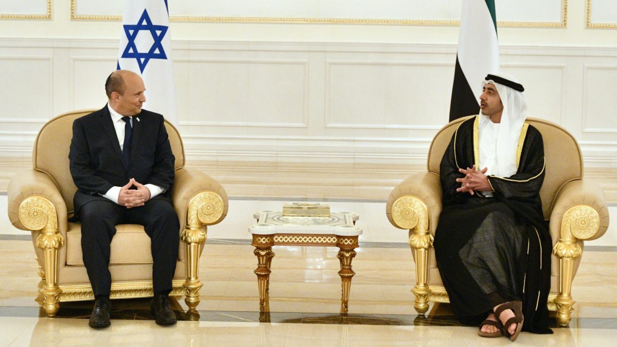 Irán critica a los EAU por acoger al primer ministro israelí