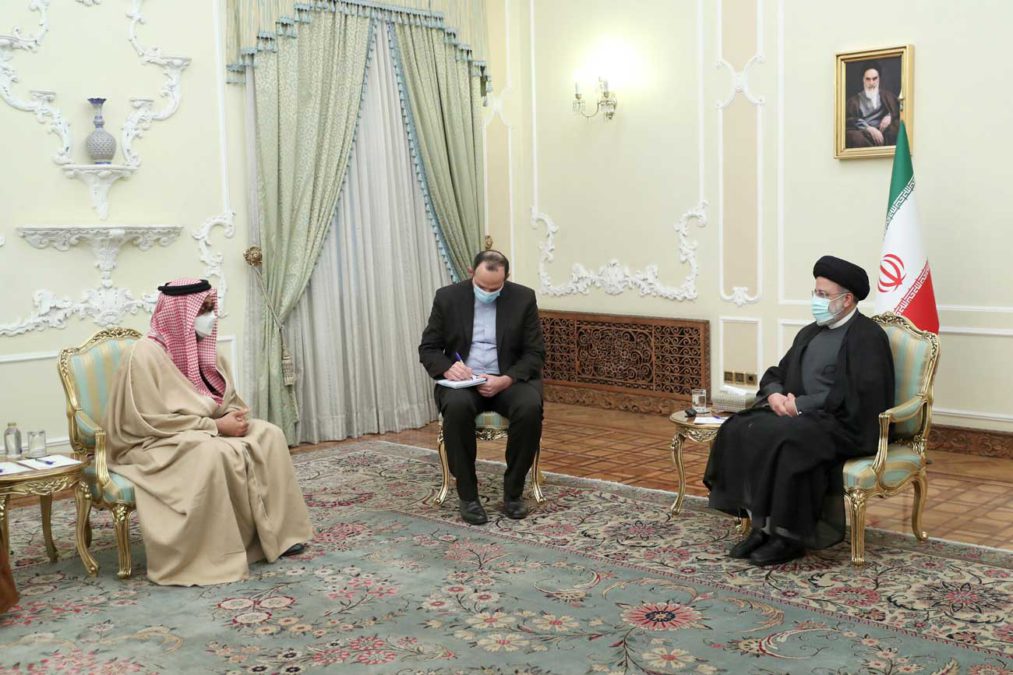 Alto diplomático de los EAU visita Irán para tratar de impulsar sus tensas relaciones