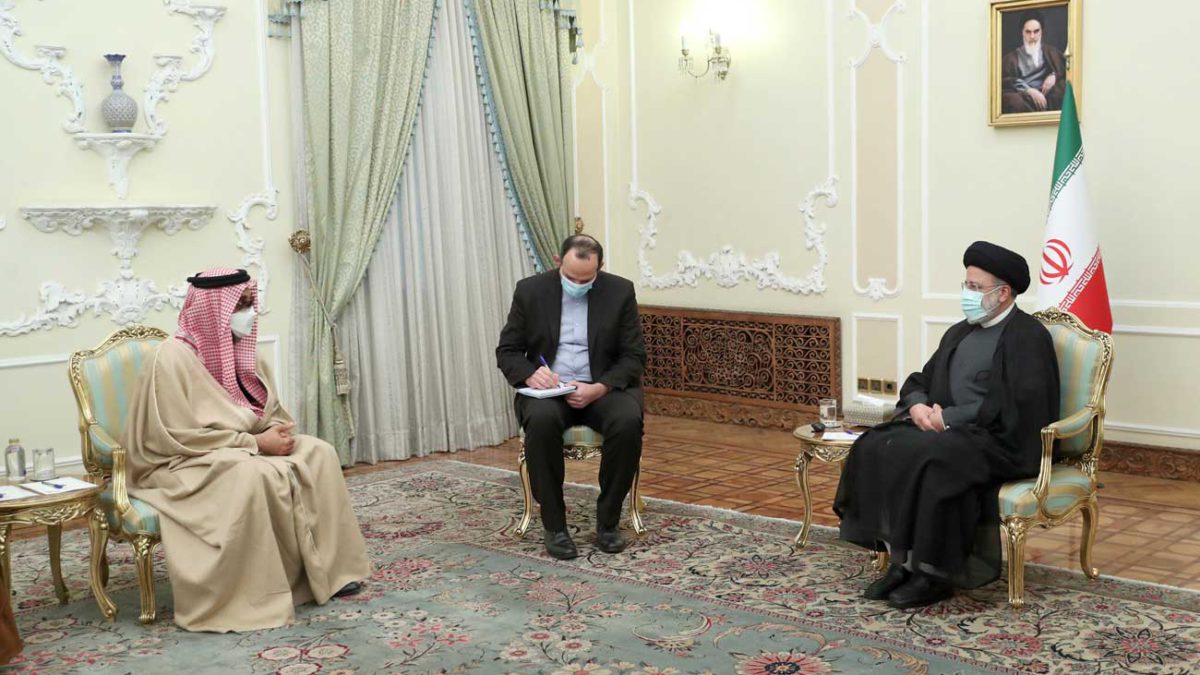 Alto diplomático de los EAU visita Irán para tratar de impulsar sus tensas relaciones