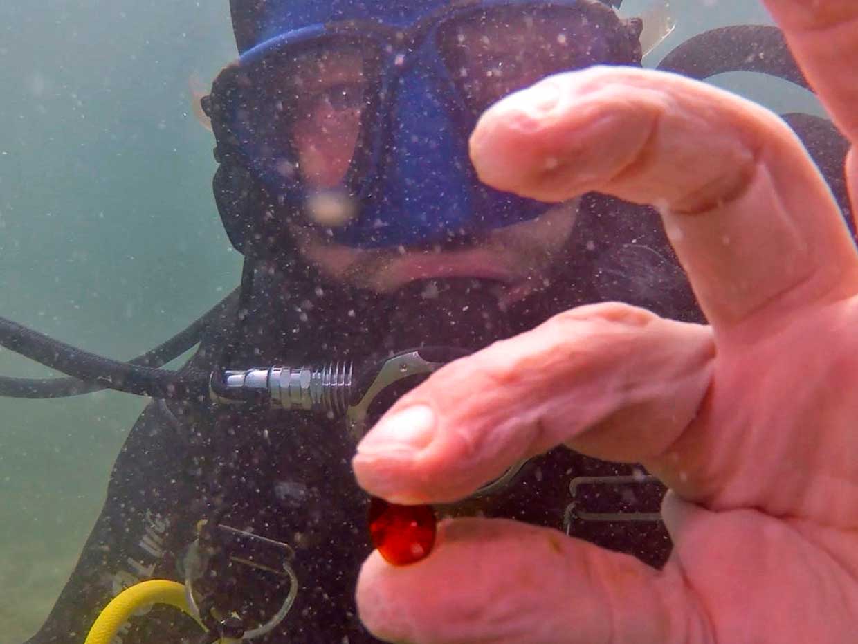 El hallazgo bajo el agua de una piedra gema roja grabada con una lira. (Autoridad de Antigüedades de Israel)