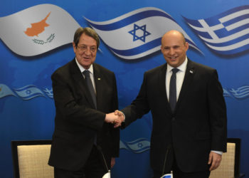 Bennett celebra una reunión trilateral con sus homólogos de Grecia y Chipre