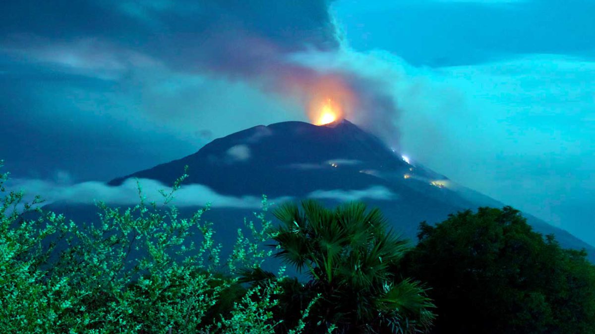 13 muertos tras la erupción de un volcán en Indonesia