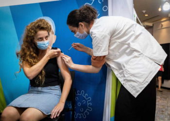 ¿Podría Israel aprobar la vacunación obligatoria contra el COVID?