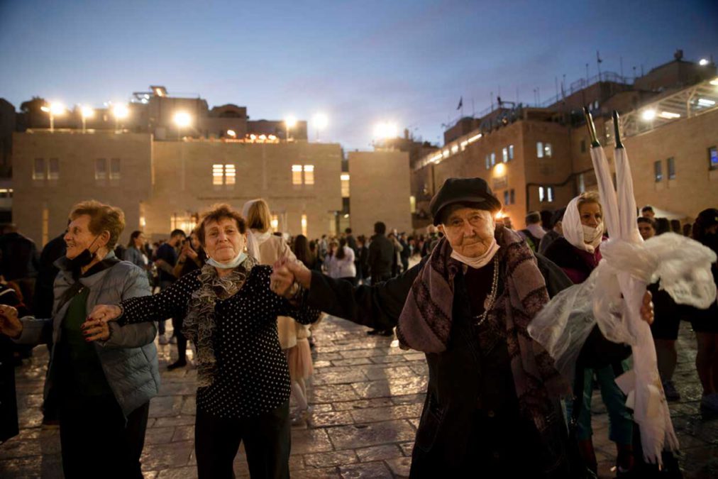 Sobrevivientes del Holocausto celebran Jánuca en el Muro Occidental