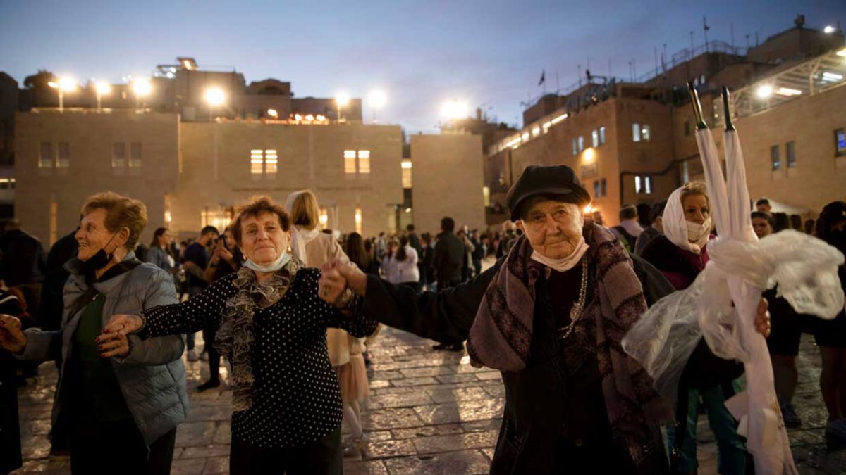 Sobrevivientes del Holocausto celebran Jánuca en el Muro Occidental