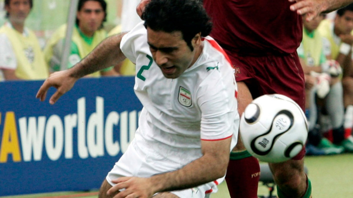 Un futbolista iraní desata la indignación al jugar un partido con un entrenador israelí