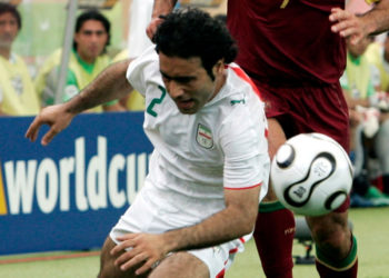 Un futbolista iraní desata la indignación al jugar un partido con un entrenador israelí