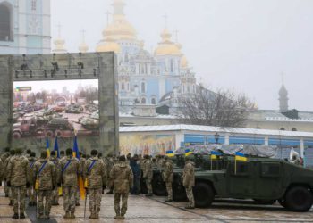 Ucrania exhibe su material militar y promete luchar contra Rusia