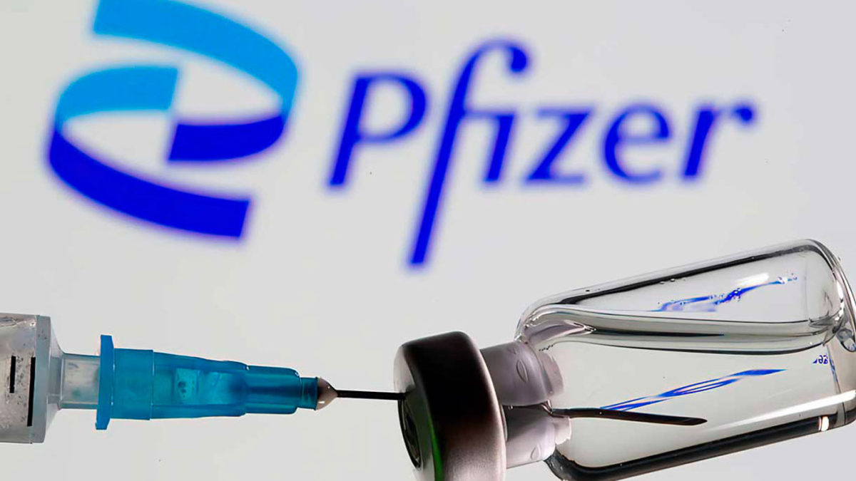 Pfizer dice que tres dosis de su vacuna contra el COVID neutralizan a Ómicron