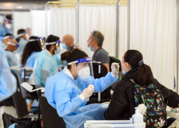 2.600 viajeros omiten la segunda prueba de COVID el primer día de la nueva normativa
